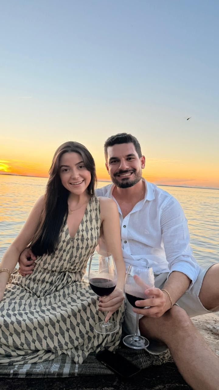 Thais e Matheus à beira-mar ao pôr do sol