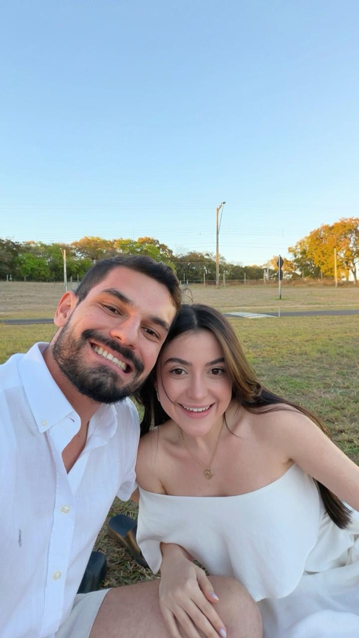 Matheus e Thais juntos ao ar livre